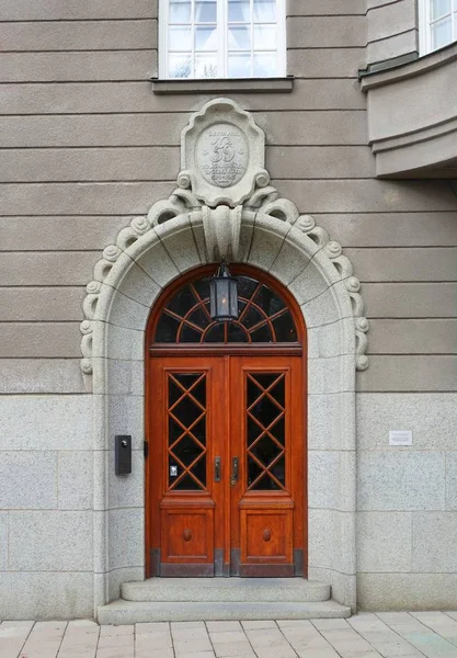Eingang zu einem Gebäude im Jugendstil in einer der Straßen Stockholms — Stockfoto
