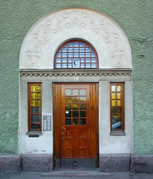 Entrada para um edifício no estilo art nouveau em uma rua em Helsinque — Fotografia de Stock