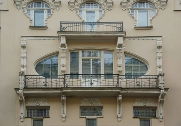 A fragment of the facade of a residential building in the art nouveau style on a street in Riga — Stock Photo, Image