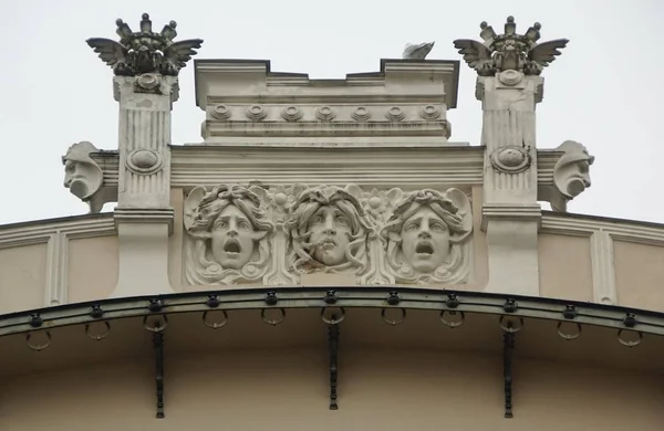 Fragment de façade d'un immeuble résidentiel de style art nouveau dans une rue de Riga — Photo