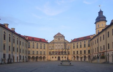 Nesvizh kalesinin avlusunda bulutlu yaz sabahı