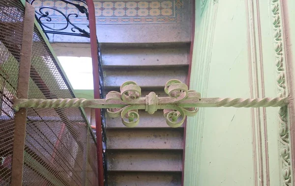 Ein Fragment der Innendekoration der Haupttreppe im Jugendstil im Wohnhaus von Romanov — Stockfoto