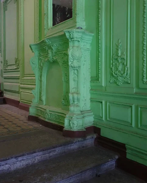 Un fragmento de la decoración interior de la escalera principal con una chimenea en el estilo art nouveau en el edificio de apartamentos de Romanov — Foto de Stock