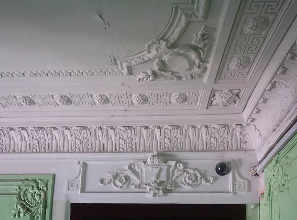 Un fragment de la décoration intérieure de l'escalier principal dans le style art nouveau dans l'immeuble d'appartements de Romanov — Photo