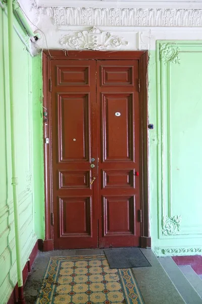 Un fragmento de la decoración interior de la escalera principal en el estilo art nouveau en el edificio de apartamentos de Romanov — Foto de Stock