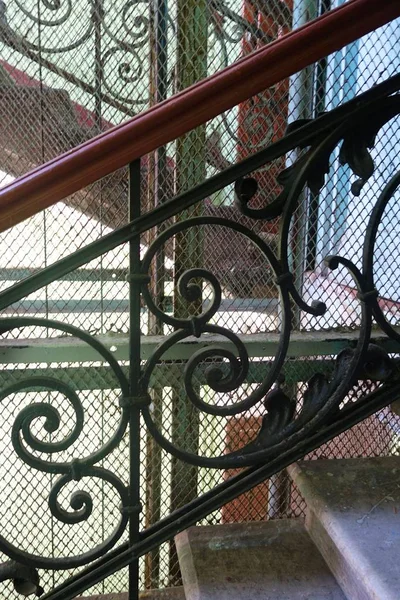 Fragment dekoracji wnętrz głównych schodów w stylu secesyjnym w budynku apartamentowego Romanov — Zdjęcie stockowe