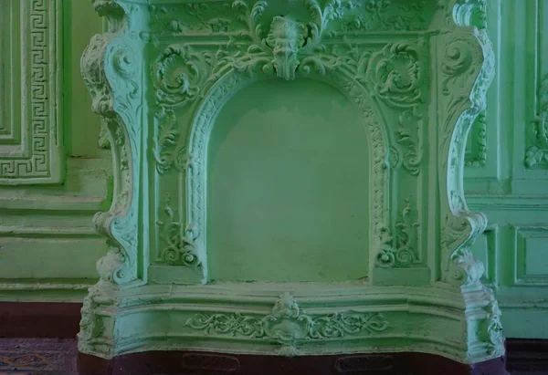 Un fragmento de la decoración interior de la escalera principal con una chimenea en el estilo art nouveau en el edificio de apartamentos de Romanov — Foto de Stock