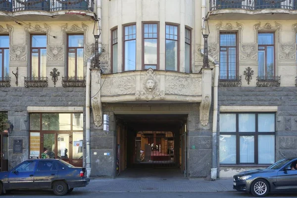 Um fragmento do design da fachada no estilo art nouveau no prédio de apartamentos Tansky — Fotografia de Stock