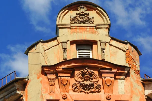 Un fragment de la conception de la façade dans le style de l'art nouveau dans l'immeuble d'appartements — Photo