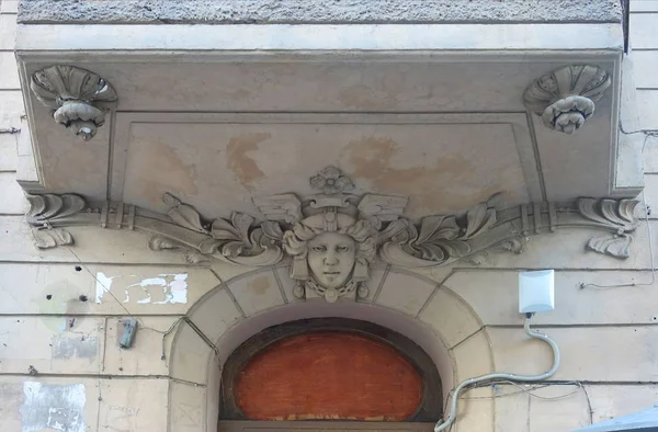 Un fragment de la conception de la façade dans le style de l'art nouveau dans l'immeuble d'appartements — Photo