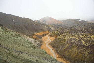Soğuk yaz sabahı ve renkli dağlar