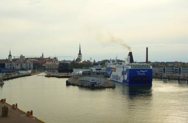 Feribottan Tallinn limanına ve Old Town 'a bakın.