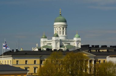 Güneşli bir gün, katedral ve şehirde bir yürüyüş.