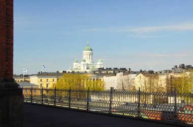 Güneşli bir gün, katedral ve şehirde bir yürüyüş.