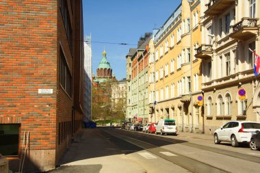 Güneşli bir gün ve şehirde yürüyüş