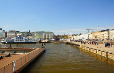 Güneşli bir gün ve Helsinki 'nin merkezinde dolaşmak