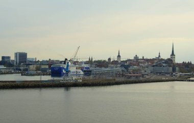 Feribottan Tallinn limanına ve Old Town 'a bakın.