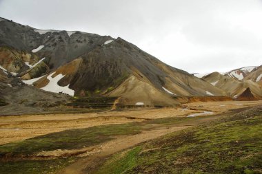 Soğuk yaz sabahı ve renkli dağlar
