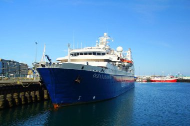 Yaz güneşli gün ve limana yürümek