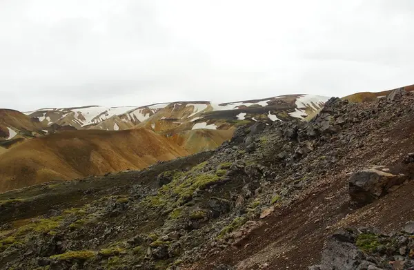 Mañana fría de verano y montañas de colores — Foto de Stock