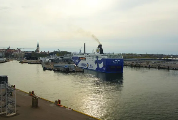 Vista desde el ferry hasta el puerto de Tallin y el casco antiguo —  Fotos de Stock