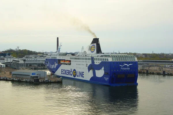 Vista desde el ferry hasta el puerto de Tallin y el casco antiguo —  Fotos de Stock
