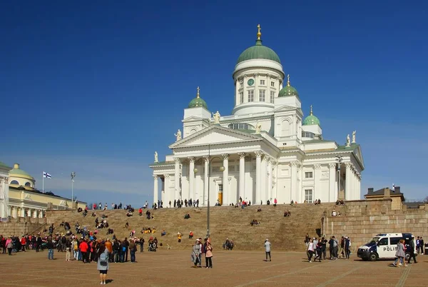 Mai journée ensoleillée et la cathédrale d'Helsinki — Photo