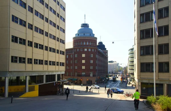 Mei zonnige dag en de centrale straten van Helsinki — Stockfoto