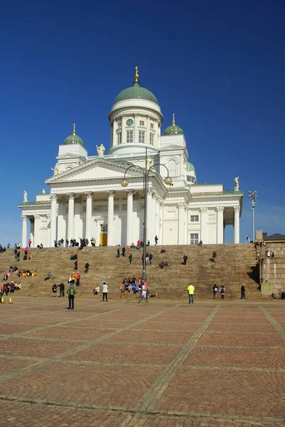 Květen slunečný den a Helsinská katedrála — Stock fotografie