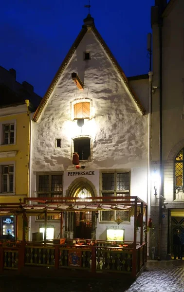 Mei avond in een smalle straat in de historische stad — Stockfoto