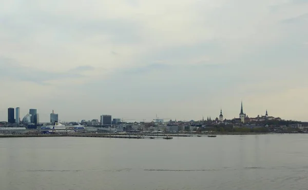 Vista da balsa para o porto de Tallinn e da Cidade Velha — Fotografia de Stock
