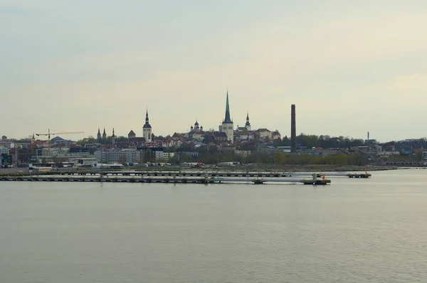 Vista dal traghetto per il porto di Tallinn e il centro storico — Foto Stock