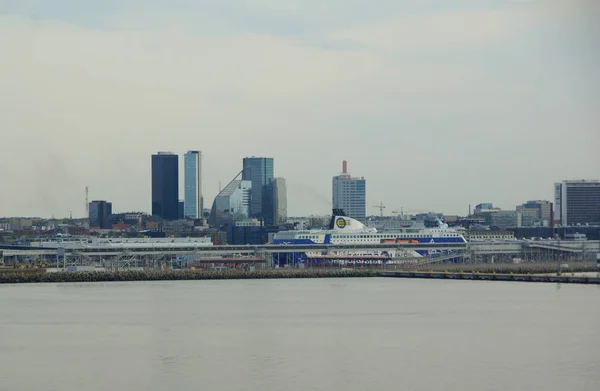 Vista dal traghetto per il porto di Tallinn e il centro storico — Foto Stock