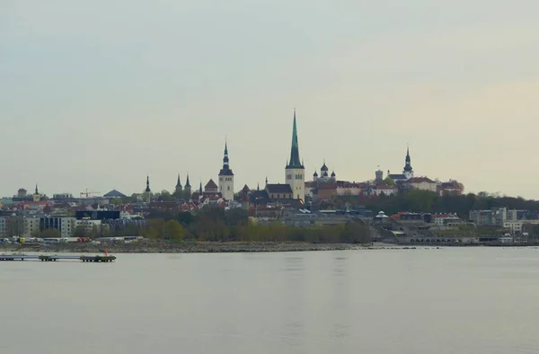 Vista da balsa para o porto de Tallinn e da Cidade Velha — Fotografia de Stock
