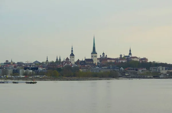 Feribottan Tallinn limanına ve Old Town 'a bakın.