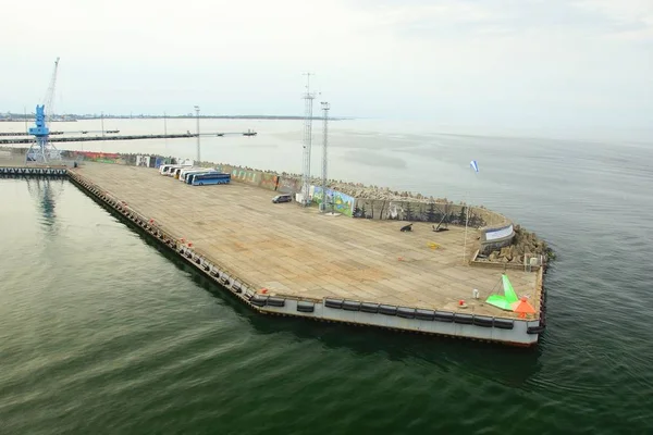 Vista desde el ferry hasta el puerto de Tallin y el casco antiguo — Foto de Stock