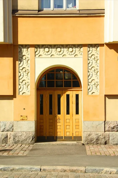 Fragmento da fachada e desenho da entrada do edifício — Fotografia de Stock