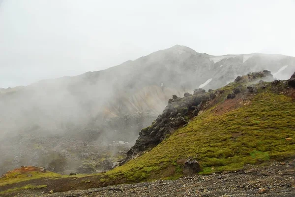 Fredda mattina d'estate e montagne colorate — Foto Stock