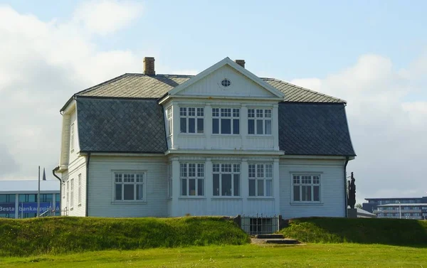 Zonnige dag in de zomer en een wandeling langs de dijk in Reykjavik — Stockfoto