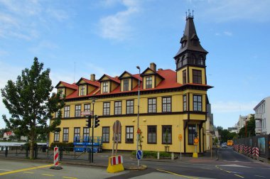 Yaz güneşli gün ve tarihi bölümünde yürümek