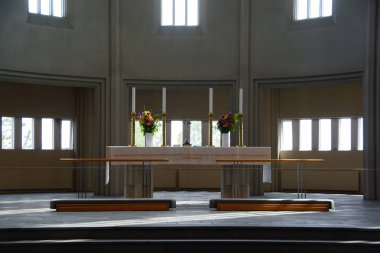 İzlanda, Reykjavik - 16 Haziran 2019: Hallgrmskirkja 'nın parlak renkleri