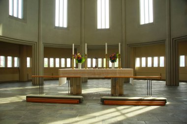 İzlanda, Reykjavik - 16 Haziran 2019: Hallgrmskirkja 'nın parlak renkleri