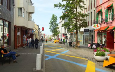 Yaz güneşli gün ve tarihi bölümünde yürümek