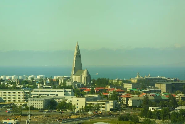 Blick auf das Zentrum von Reykjavik vom Perlan aus — Stockfoto