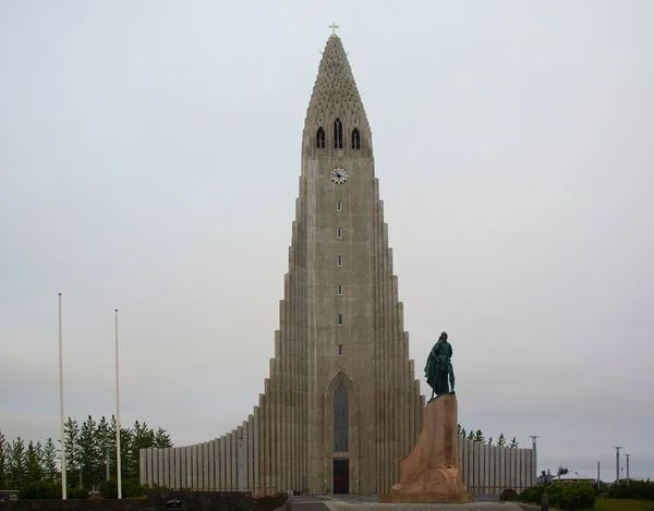 Noite em Reykjavik e Hallgr =mskirkja — Fotografia de Stock