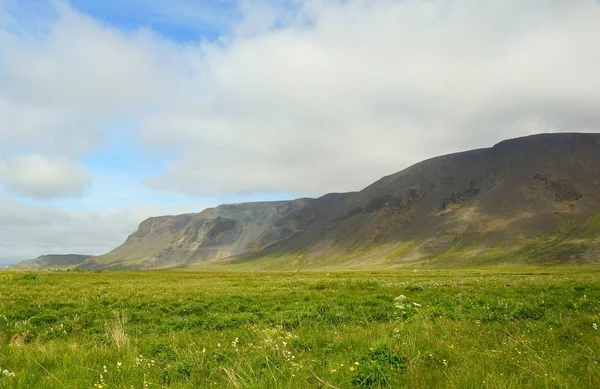 Sommarlandskap på södra Island — Stockfoto