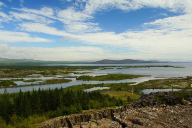 İzlanda 'nın güneyinde yaz güneşli bir gün