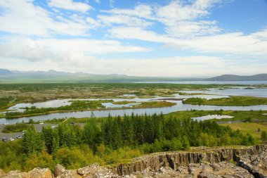 İzlanda 'nın güneyinde yaz güneşli bir gün