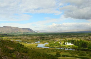 İzlanda 'nın güneyinde yaz güneşli bir gün