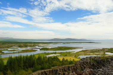 İzlanda 'nın güneyinde yaz güneşli bir gün